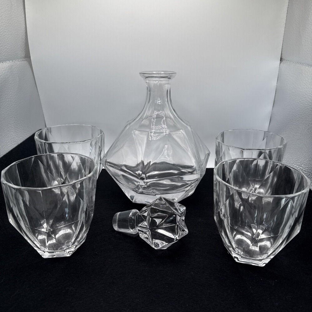 Finedine 6 Pieces Set In Luxury Gift Box Decanter W/ Lid And 4 Whiskey Glasses